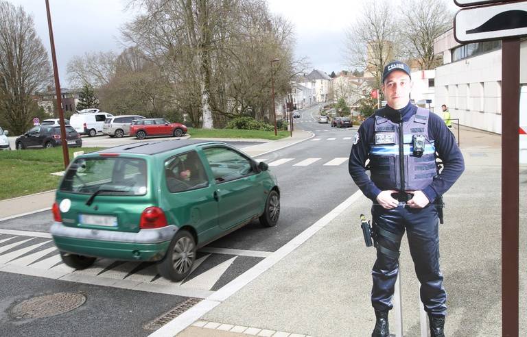Photo de DAVE, le policier en carton positionné dans la rue